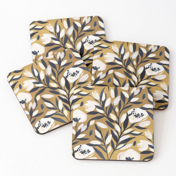 Aperçu de l'œuvre Motif floral français classique | Fleurs crème et bleu marine sur fond doré créée et vendue par CARRAANN.