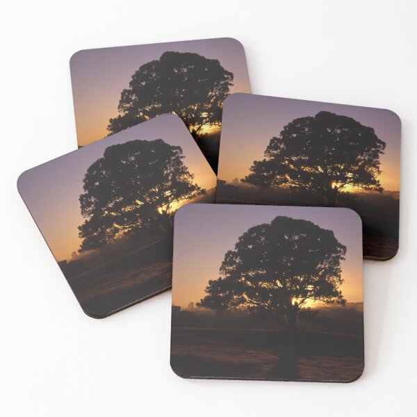 Artikelvorschau, Dämmerungsriese: Prächtige Baumsilhouette bei Sonnenuntergang/Sonnenaufgang entworfen und verkauft von AnalogDays.