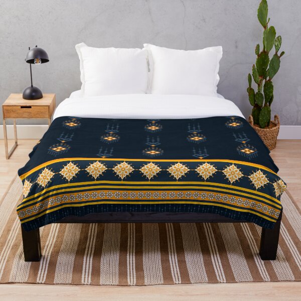 Artikelvorschau, Geometrisches Muster aus thailändischer Seide in Marineblau und Gold entworfen und verkauft von Modular Prints.