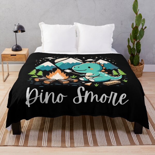 Aperçu de l'œuvre Dino Smore Camping Drôle Dinosaure Campeur Feu de Camp créée et vendue par RylynKaub86.