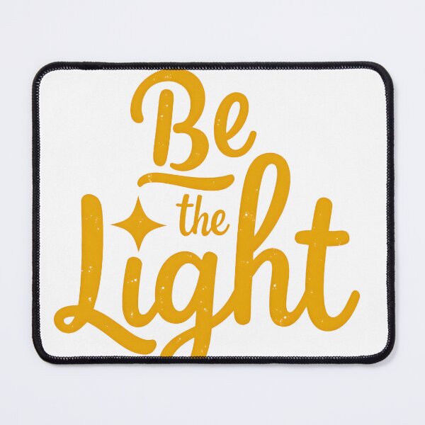 Artikelvorschau, Sei das Licht – Inspirierende Typografie in Goldgelb entworfen und verkauft von Wear2Transform.