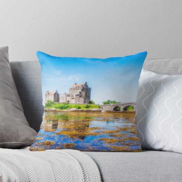 Artikelvorschau, Eilean Donan im Sommer entworfen und verkauft von ROY MCPEAK.