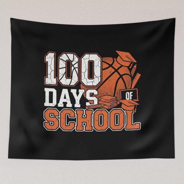 Aperçu de l'œuvre T-shirt « 100 jours d'école » pour petit garçon, motif basket, t-shirt mignon pour maîtresse, cadeau pour la rentrée scolaire créée et vendue par THREE LITTLE BEANS.