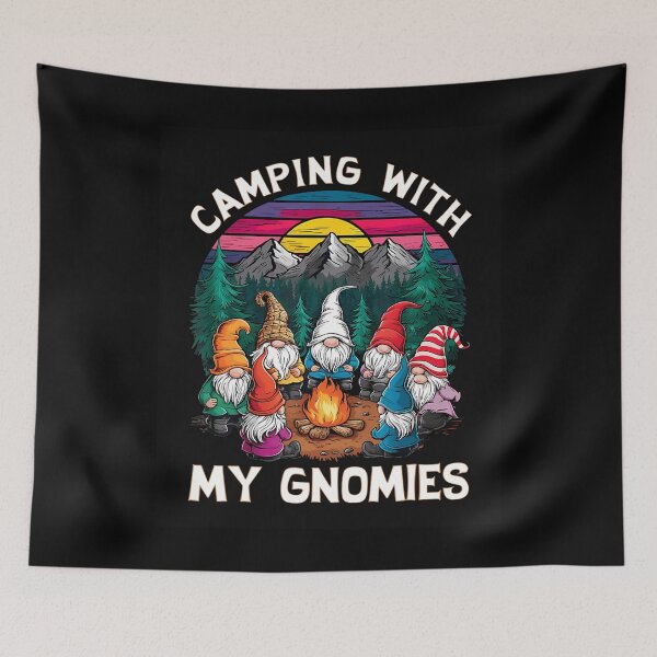 Aperçu de l'œuvre Camping avec mes gnomes Feu de camp rigolo avec des gnomes créée et vendue par CeliaApril.