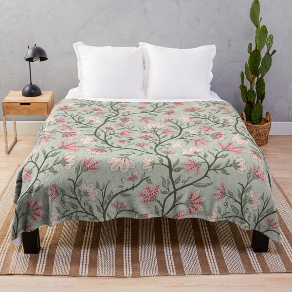 Aperçu de l'œuvre Fleurs roses et blanches avec des lianes de sauge sur fond vert pastel créée et vendue par Goolsby-Designs.