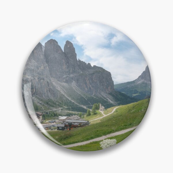 Artikelvorschau, Gipfel der Sellagruppe über den Almwiesen des Grödner Passes, Dolomiten entworfen und verkauft von Stefano Orazzini.