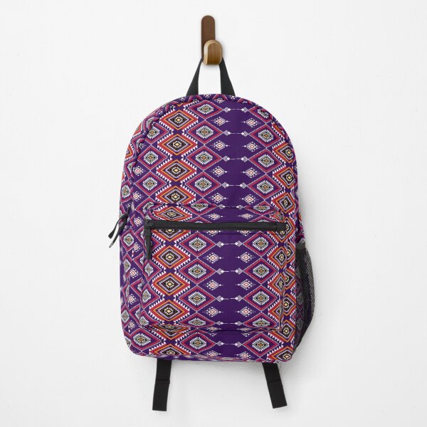 Aperçu de l'œuvre Motif géométrique tribal vibrant sans couture sur fond violet créée et vendue par Carftastic.