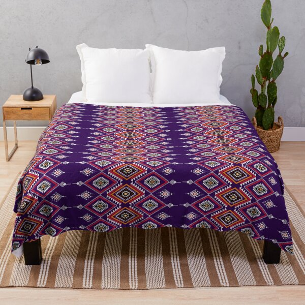 Aperçu de l'œuvre Motif géométrique tribal vibrant sans couture sur fond violet créée et vendue par Carftastic.