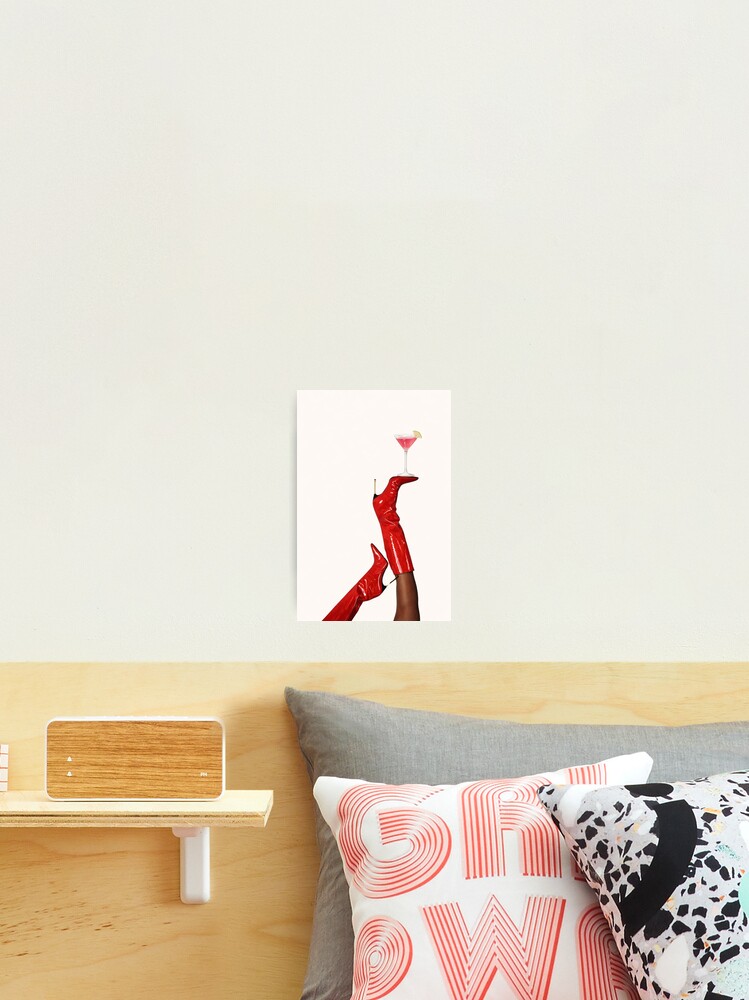 Aperçu 2 sur 3. Impression photo avec l'œuvre Martini Bottes Rouges créée et vendue par gaiadesanctis.