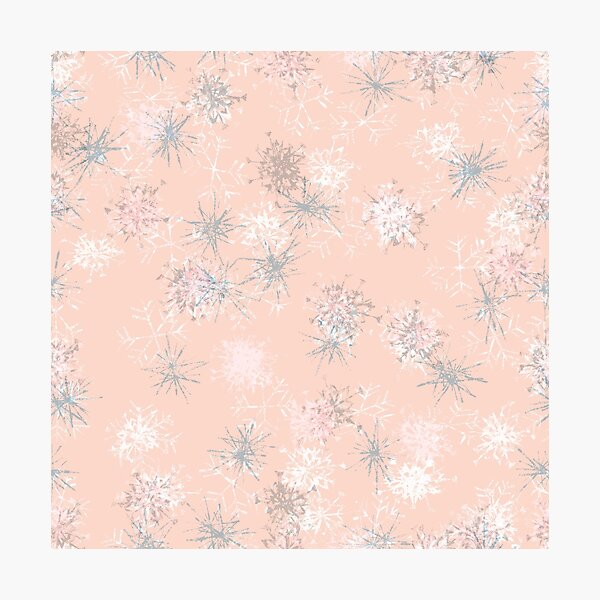 Aperçu de l'œuvre Flocon de neige rose pâle, magnifique paysage hivernal féerique, imprimé de vacances créée et vendue par Sunflowerstudio1.