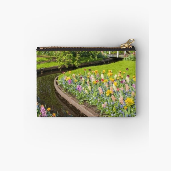 Aperçu de l'œuvre Canal du Jardin de Printemps avec tulipes et pont blanc créée et vendue par Prayful.