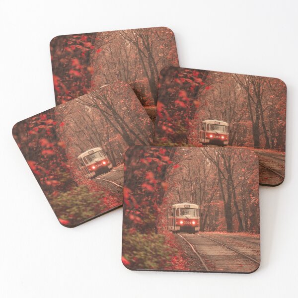 Aperçu de l'œuvre Tramway d'automne – Ville vintage aux feuilles rouges créée et vendue par PineSunStudio.