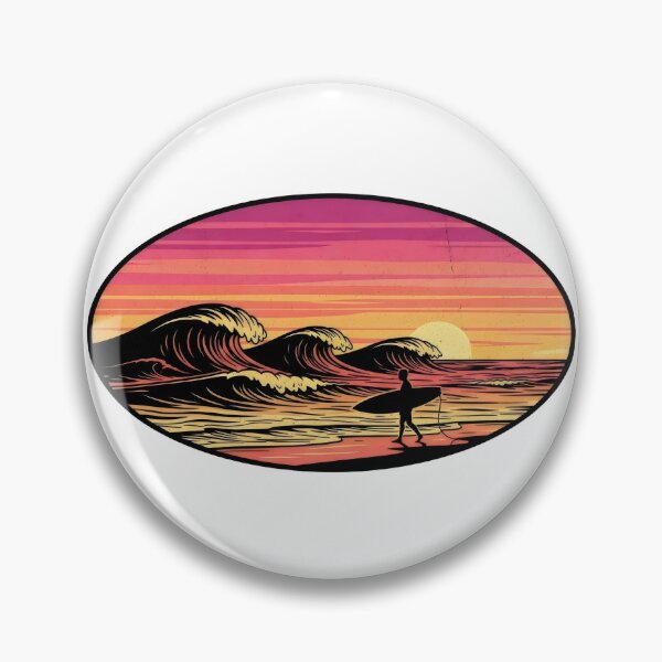 Artikelvorschau, Vintage Surferwellen-Silhouette – Retro 70er Jahre Sunset Beach Badge, Küsten- und Meeresflair entworfen und verkauft von Luminari Creations.
