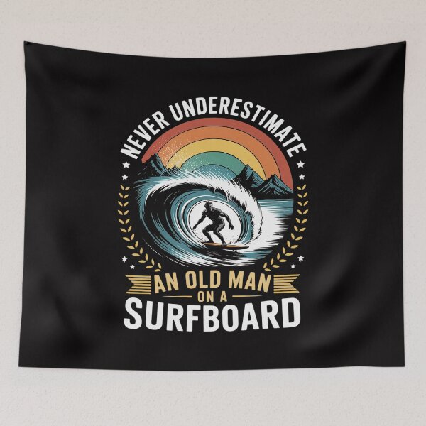 Artikelvorschau, Unterschätze niemals einen alten Mann auf einem Surfbrett! entworfen und verkauft von tlallimicrichi.