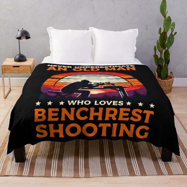Artikelvorschau, Unterschätze niemals einen alten Mann, der das Benchrest-Schießen liebt. entworfen und verkauft von keatnybolho.
