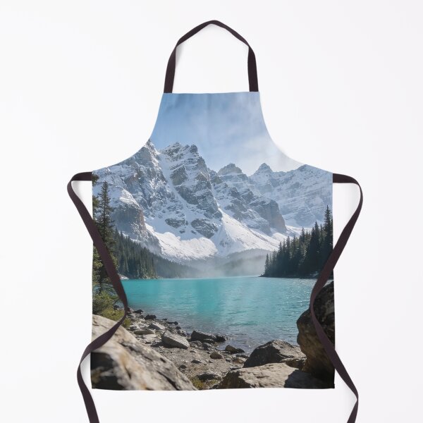 Aperçu de l'œuvre Sommets enneigés au-dessus du lac turquoise créée et vendue par ImgPrint.