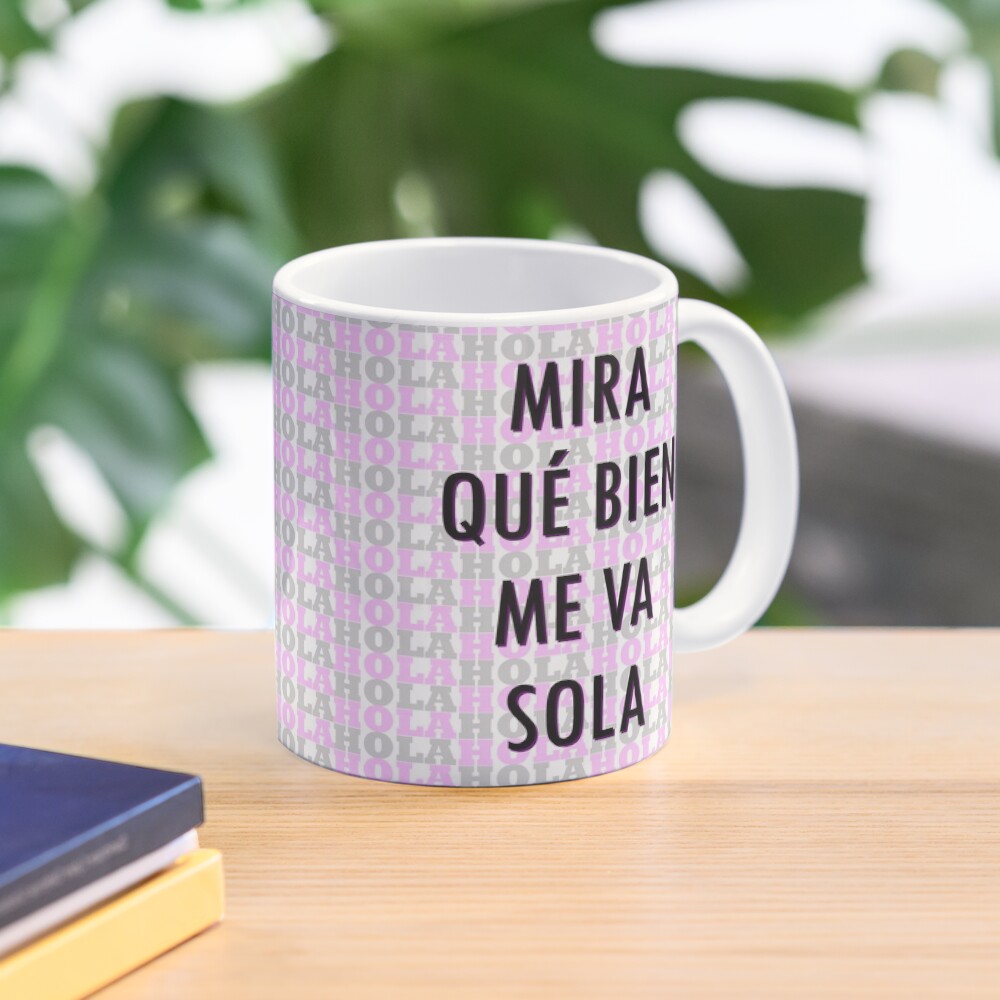 Taza de café «MIRA QUE BIEN ME VA SOLA» de sarasgraphics | Redbubble