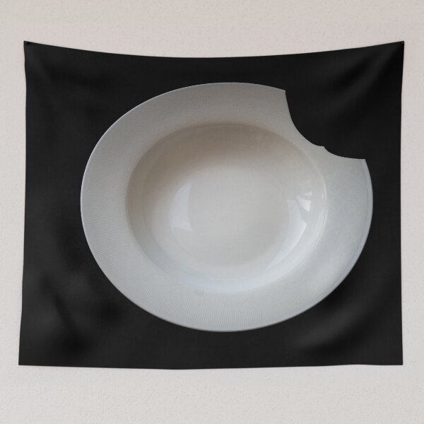 Aperçu de l'œuvre assiette cassée sur fond noir créée et vendue par IgorKovalenko.