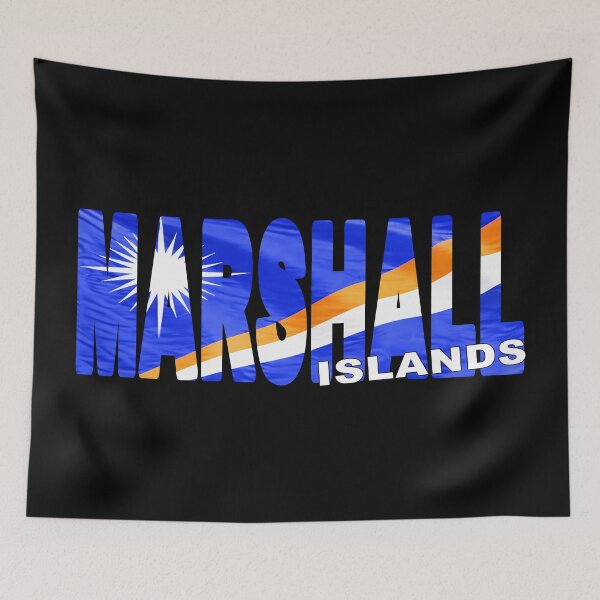 Aperçu de l'œuvre ÎLES MARSHALL - T-shirt autocollant souvenir avec drapeau flottant au vent (lettres découpées) créée et vendue par Adam Gormley.