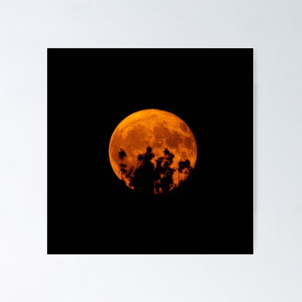 Aperçu de l'œuvre Silhouette lumineuse Lune des fraises créée et vendue par ShutterSmithArt.