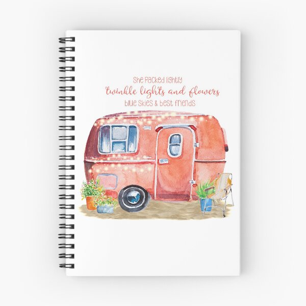 Artikelvorschau, Eine Aquarell-Vintage-Wohnmobileinstellung mit Spaßzitat für den Liebhaber des glamping Lebensstils - "Sie packte leicht, funkelnde Lichter und Blumen, blauer Himmel und beste Freunde". entworfen und verkauft von ReefCoast.