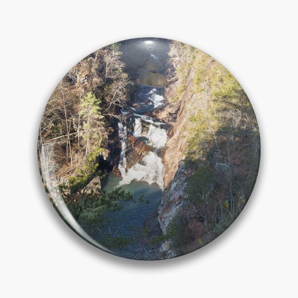 Artikelvorschau, Malerischer Wasserfall in der Herbstwaldschlucht entworfen und verkauft von Dzmitry Lens.