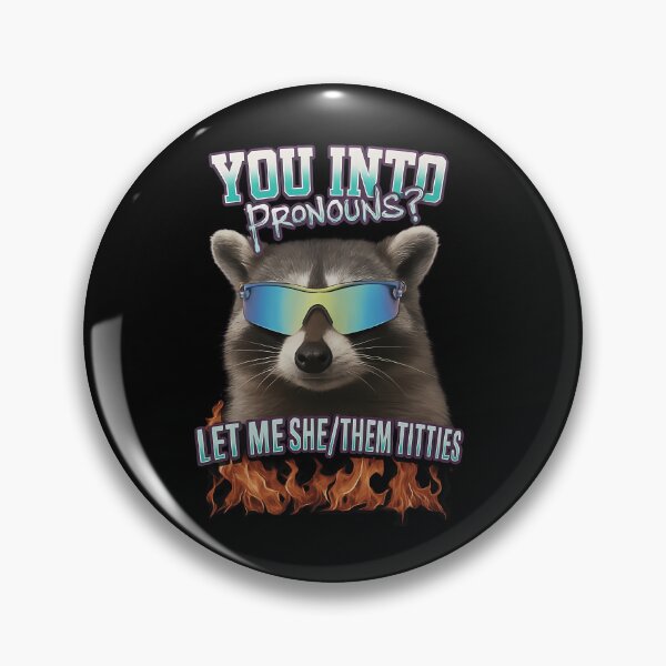 Artikelvorschau, Stilvolles Pronomen-Design, lustige Waschbär-Kunst, unangebrachter Humor, ironisches Meme-Geschenk für sie, Frauen, Männer und Mädchen, die auf Pronomen stehen, lass mich sie, sie, ihre Brüste entworfen und verkauft von MonicaMoreno32.