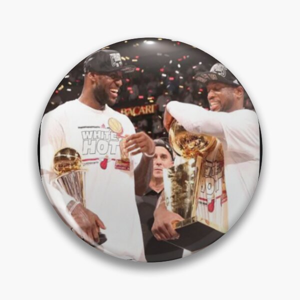 Artikelvorschau, Dwyane Wade und LeBron James gewannen 2012 und 2013 gemeinsam mit den Heat zwei Meisterschaften in Folge. entworfen und verkauft von AshleyConnelly.