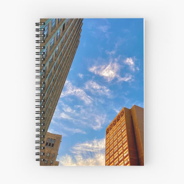 Aperçu de l'œuvre Un après-midi new-yorkais rempli d'immeubles et de ciel créée et vendue par ZeroTechnique.