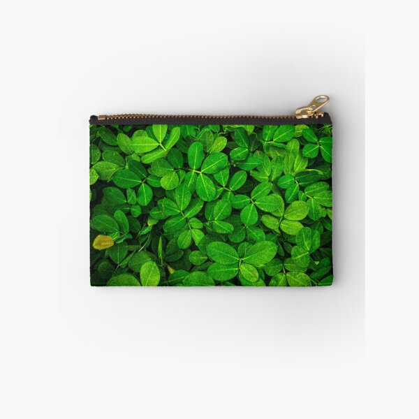 Item preview, Exuberantes hojas verdes de Arachis Pintoi - Patrón de cubierta vegetal tropical designed and sold by onichi33.