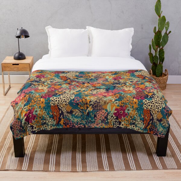 Artikelvorschau, Bunter Duschvorhang mit Leoparden- und Blumenmuster, Boho-Wildblumen-Dschungelmotiv, maximalistisches Cottagecore-Badezimmerdekor, lebendiger botanischer Tierdruck entworfen und verkauft von SezzyDesigns.