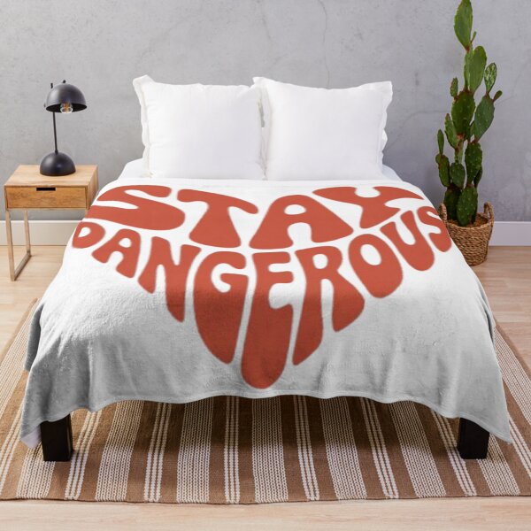 Aperçu de l'œuvre T-shirt Stay Dangerous Statement créée et vendue par NewUSShop.