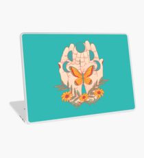 In ihren Händen Laptop Skin