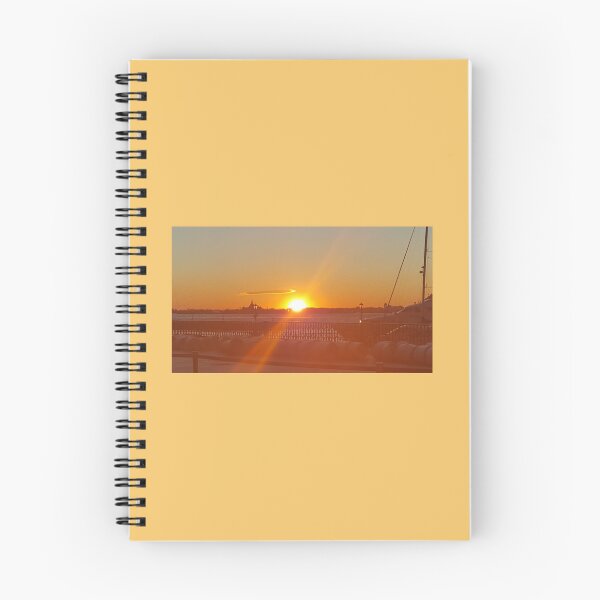 Artikelvorschau, Hudson River Sonnenuntergang Fotografie Karten Drucke Aufkleber Gelb Orange NYC Foto Wandkunst Design Redbubble Shop entworfen und verkauft von Saritas Boutique Shop.