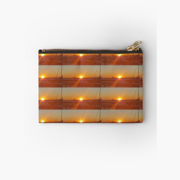 Artikelvorschau, Hudson River Sonnenuntergang Fotografie Karten Drucke Aufkleber Gelb Orange NYC Foto Wandkunst Design Redbubble Shop entworfen und verkauft von Saritas Boutique Shop.