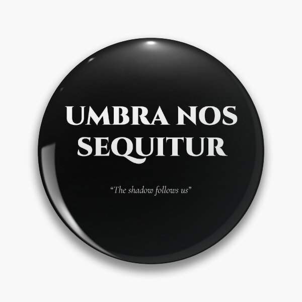 Artikelvorschau, Umbra Nos Sequitur – Lateinisches Zitat über das Folgen von Schatten entworfen und verkauft von BrushRushX.