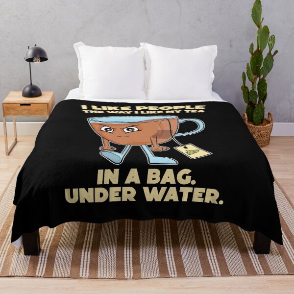 Artikelvorschau, Witziges Tee-Wortspiel – Schwarzer Humor: Teetassenfigur „Ich mag Menschen so, wie ich meinen Tee mag“ – auf dunklen Farben entworfen und verkauft von messy-nessie.