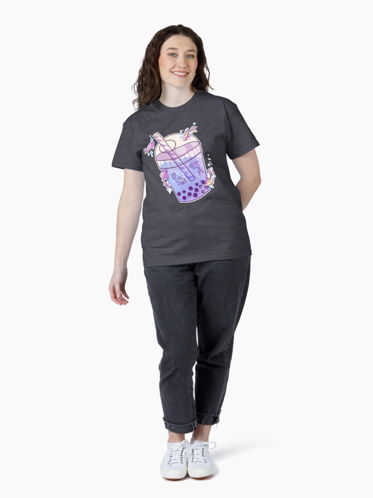 Imagen 4 de 7, Camiseta clásica con la obra Boba Tea Fish, diseñada y vendida por MynnuB.