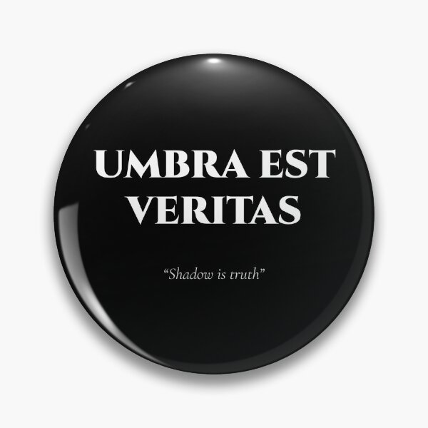 Artikelvorschau, Umbra est veritas – Lateinisches Zitat über die dunkle Wahrheit entworfen und verkauft von BrushRushX.