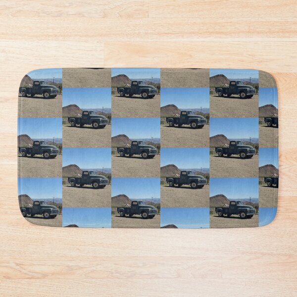 Artikelvorschau, Aufkleber für Autos mit blauem LKW, Himmel, Berg, Nevada, Wüste, Magnete, Kaffeetassen, T-Shirts, Schreibwaren, Büro, Zuhause, Schule, Poster, Redbubble-Shop entworfen und verkauft von Saritas Boutique Shop.