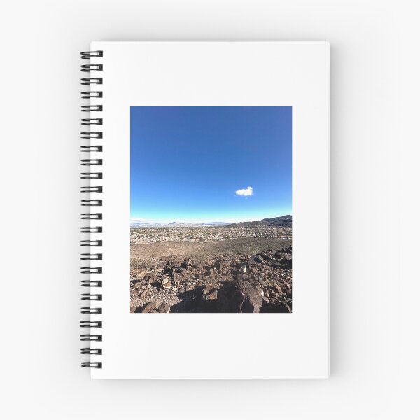 Artikelvorschau, Landschaft Nevada Häuser Berge Blau Zuhause Arbeit Büro Himmel Wolken Fotoaufkleber Magnet Kaffeetasse Drucke T-Shirt Tasche Hut Redbubble Shop entworfen und verkauft von Saritas Boutique Shop.