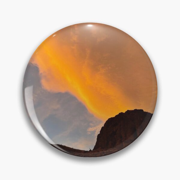 Artikelvorschau, Socken mit orangefarbenem, heißem Himmel, Berglandschaft, Kaffeetasse, Nevada-Fotodrucken, T-Shirt, Notizbuch, Karte, Wandkunst, Heimdekoration, Aufkleber, Magnet, Redbubble-Shop entworfen und verkauft von Saritas Boutique Shop.