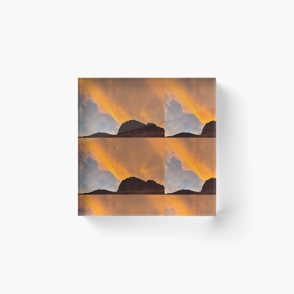 Artikelvorschau, Socken mit orangefarbenem, heißem Himmel, Berglandschaft, Kaffeetasse, Nevada-Fotodrucken, T-Shirt, Notizbuch, Karte, Wandkunst, Heimdekoration, Aufkleber, Magnet, Redbubble-Shop entworfen und verkauft von Saritas Boutique Shop.