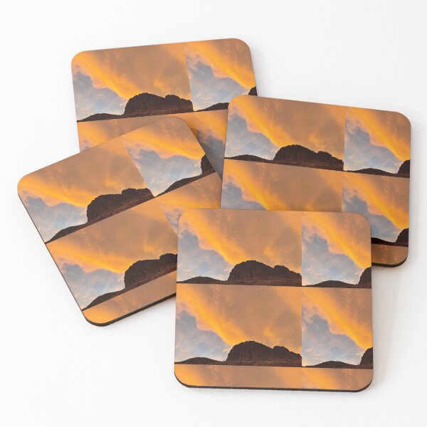 Artikelvorschau, Socken mit orangefarbenem, heißem Himmel, Berglandschaft, Kaffeetasse, Nevada-Fotodrucken, T-Shirt, Notizbuch, Karte, Wandkunst, Heimdekoration, Aufkleber, Magnet, Redbubble-Shop entworfen und verkauft von Saritas Boutique Shop.
