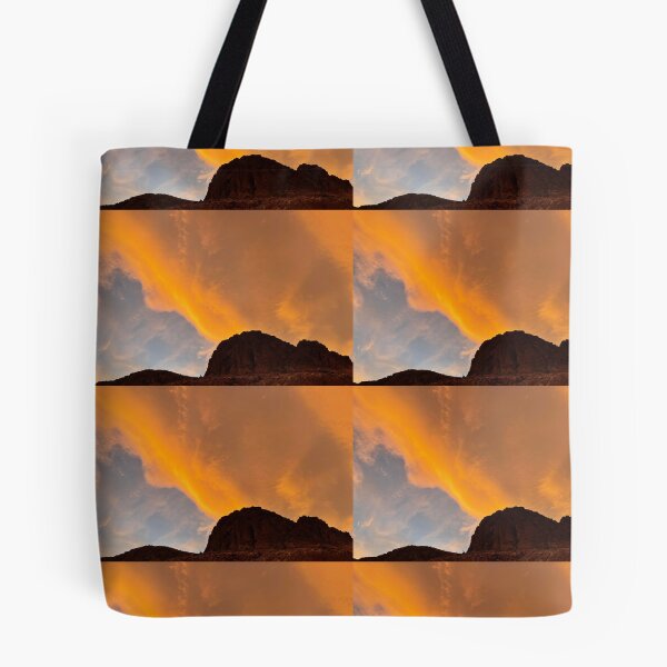 Artikelvorschau, Socken mit orangefarbenem, heißem Himmel, Berglandschaft, Kaffeetasse, Nevada-Fotodrucken, T-Shirt, Notizbuch, Karte, Wandkunst, Heimdekoration, Aufkleber, Magnet, Redbubble-Shop entworfen und verkauft von Saritas Boutique Shop.