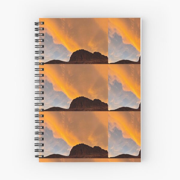 Artikelvorschau, Socken mit orangefarbenem, heißem Himmel, Berglandschaft, Kaffeetasse, Nevada-Fotodrucken, T-Shirt, Notizbuch, Karte, Wandkunst, Heimdekoration, Aufkleber, Magnet, Redbubble-Shop entworfen und verkauft von Saritas Boutique Shop.