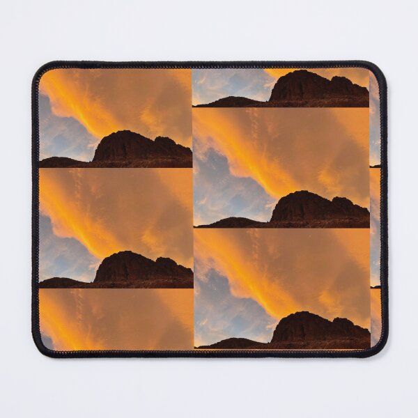 Artikelvorschau, Socken mit orangefarbenem, heißem Himmel, Berglandschaft, Kaffeetasse, Nevada-Fotodrucken, T-Shirt, Notizbuch, Karte, Wandkunst, Heimdekoration, Aufkleber, Magnet, Redbubble-Shop entworfen und verkauft von Saritas Boutique Shop.