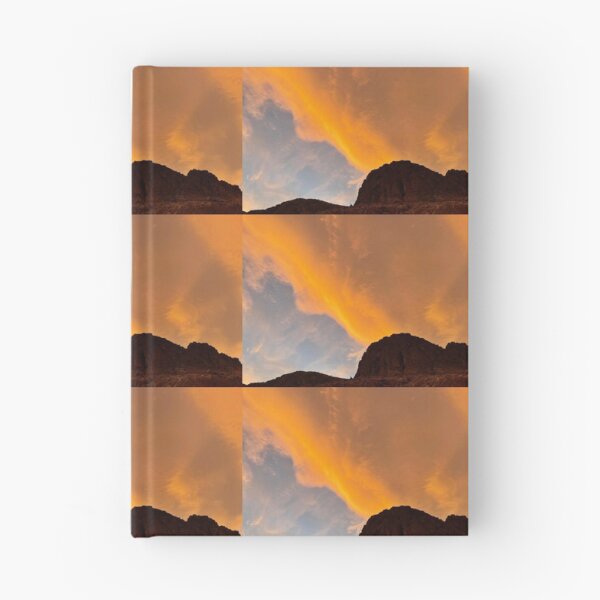 Artikelvorschau, Socken mit orangefarbenem, heißem Himmel, Berglandschaft, Kaffeetasse, Nevada-Fotodrucken, T-Shirt, Notizbuch, Karte, Wandkunst, Heimdekoration, Aufkleber, Magnet, Redbubble-Shop entworfen und verkauft von Saritas Boutique Shop.