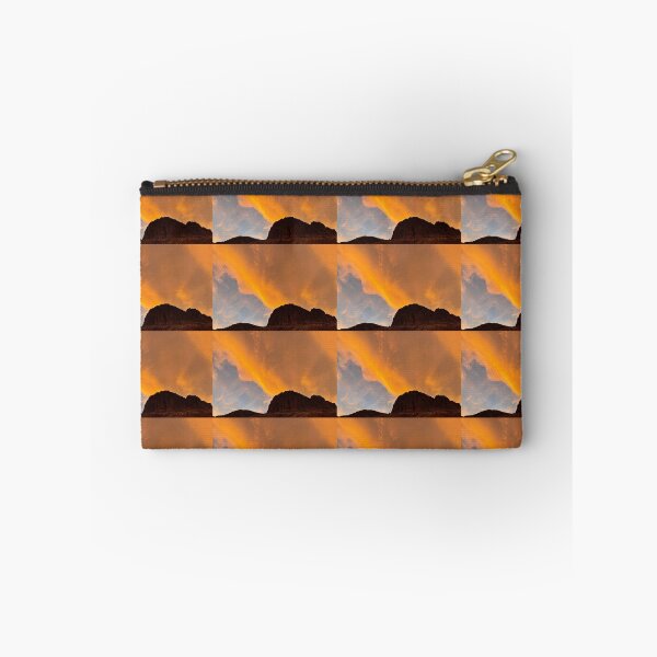 Artikelvorschau, Socken mit orangefarbenem, heißem Himmel, Berglandschaft, Kaffeetasse, Nevada-Fotodrucken, T-Shirt, Notizbuch, Karte, Wandkunst, Heimdekoration, Aufkleber, Magnet, Redbubble-Shop entworfen und verkauft von Saritas Boutique Shop.