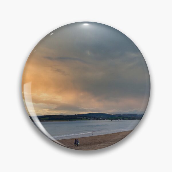 Artikelvorschau, Sonnenuntergang am Strand von Exmouth – Dramatische Wolken in der goldenen Stunde über der Küste von East Devon entworfen und verkauft von leonwoods.
